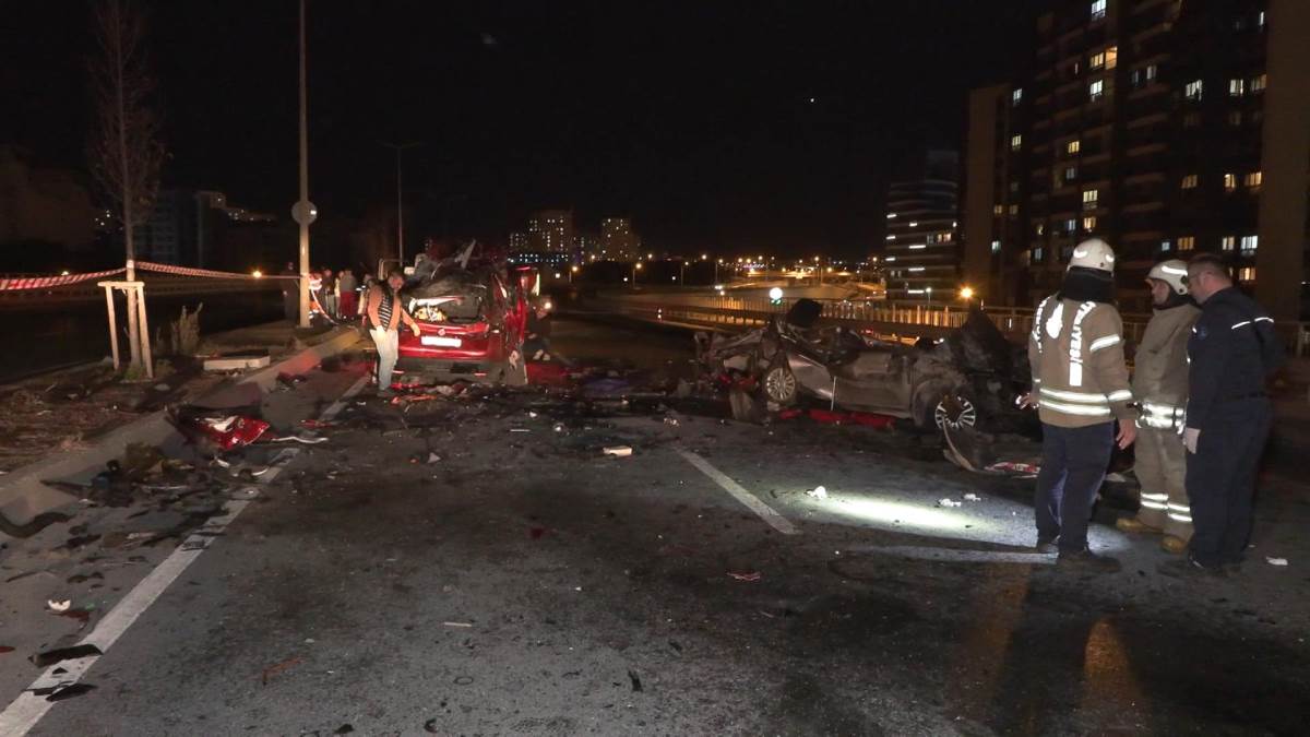 Başakşehir'de feci kaza... Araçlar hurdaya döndü: 3 ölü, 1 yaralı