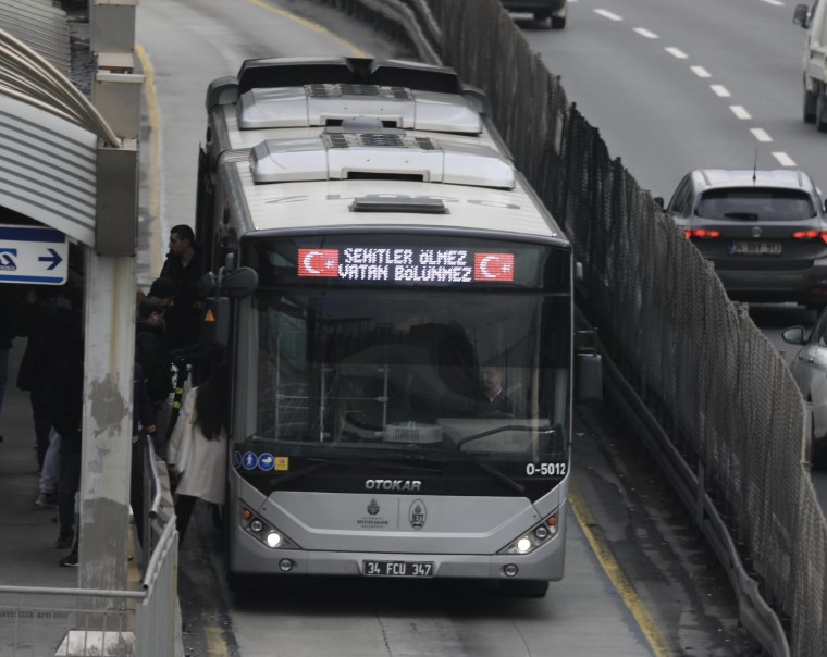 İBB'den toplu taşıma araçlarına 'Şehitler Ölmez Vatan Bölünmez' yazısı