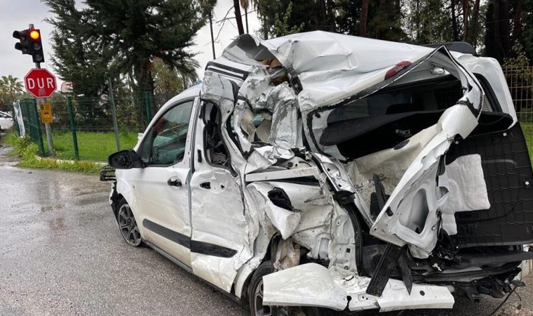 Freni tutmayan tır araçların arasına daldı: Dört kişi yaralandı