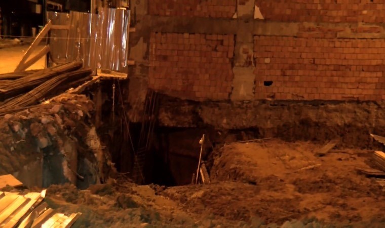 Sultangazi’de inşaatın temel kazısı sırasında çatlak oluşan binalar tahliye edildi