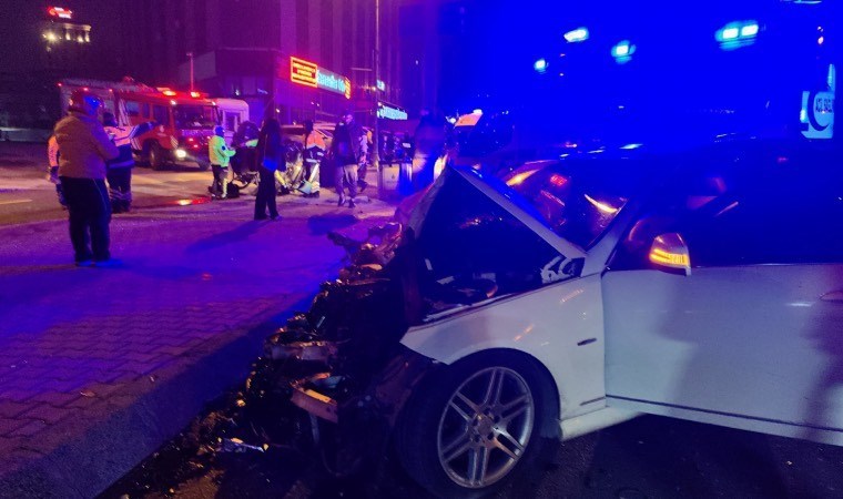 Zeytinburnu D-100 yan yolda trafik kazası: 1’i ağır 4 yaralı!