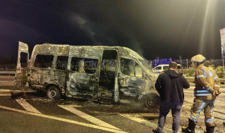 Seyir halindeki servis minibüsü alev alev yandı!