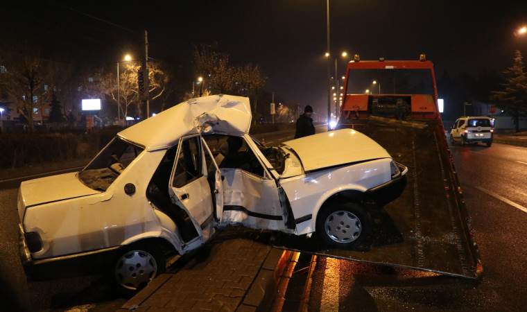 Kayseri’de otomobil aydınlatma direğine çarptı: 4 yaralı