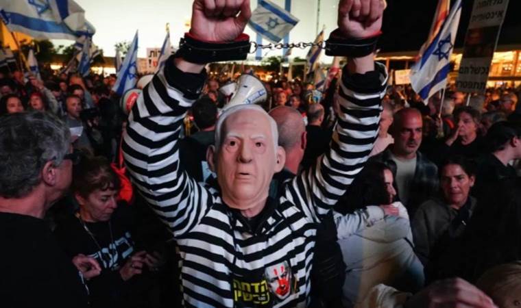 Tel Aviv’de binlerce kişi Netanyahu’nun görevden alınması ve erken seçim talebiyle gösteri düzenledi