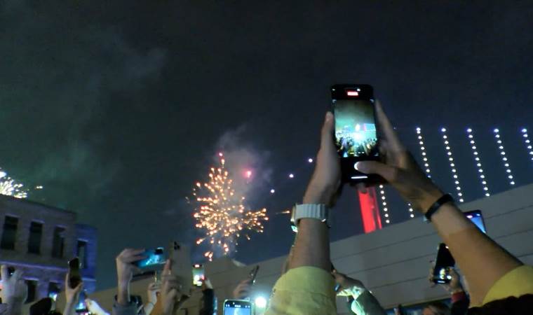 Ortaköy’de toplananlar yılbaşına havai fişek gösterisiyle girdi