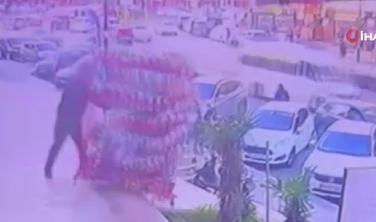 İşten çıkarıldı… Marketin cips standını devirdi!