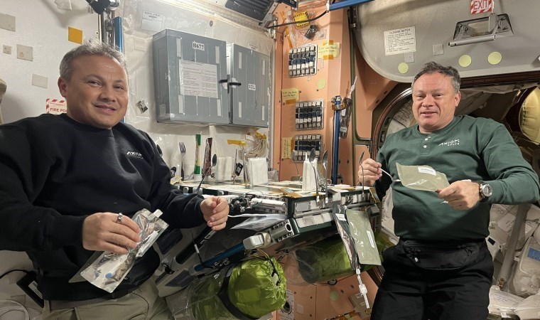 Alper Gezeravcı’dan uzayda yemek paylaşımı