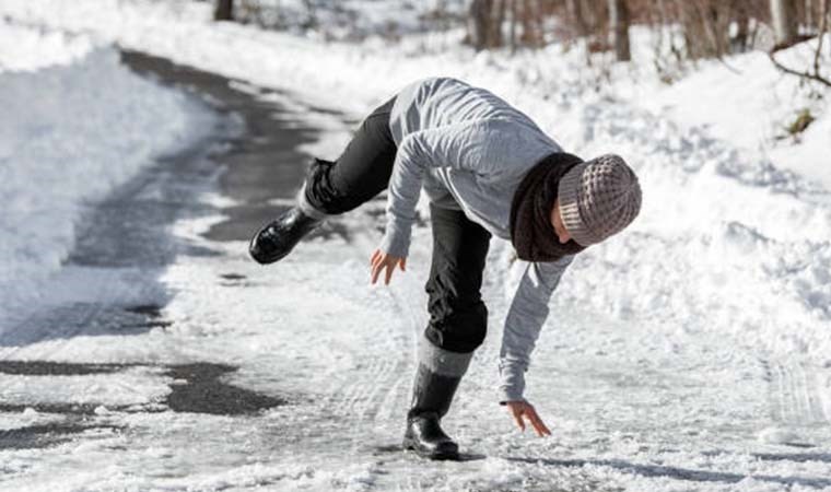 Karlı havada yürürken dikkat: Ortopedi uzmanından önemli uyarılar