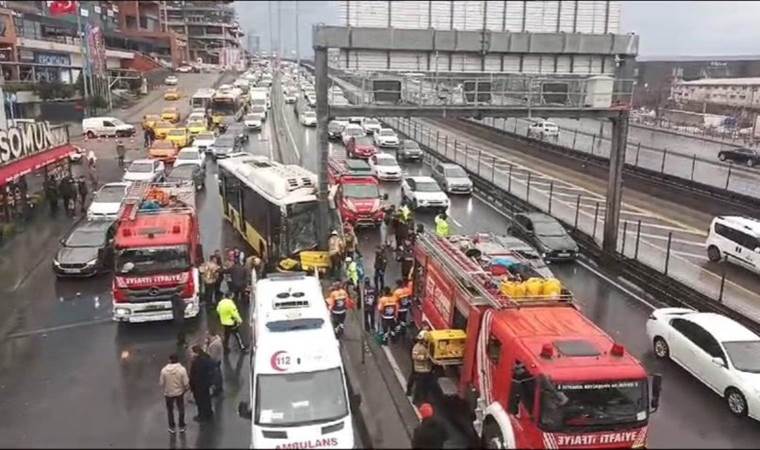 İETT otobüsü direğe çarptı: Şoförü kurtarma çalışmaları sürüyor!