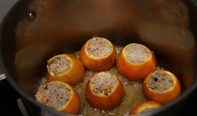 Biber, kabak, patlıcan değil… Bu dolma mandalina kabuğunda!  İşte mandalina dolması