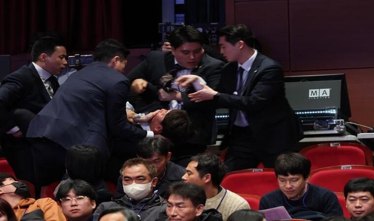 Tokalaşırken Devlet Başkanı’nın elini bırakmadı: Apar topar etkinlikten atıldı