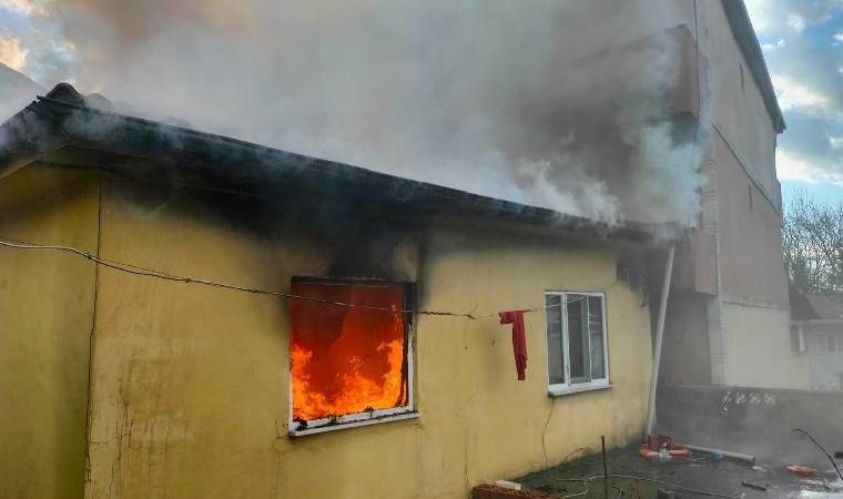 Korku dolu anlar… İki katlı ev alevlere teslim oldu!