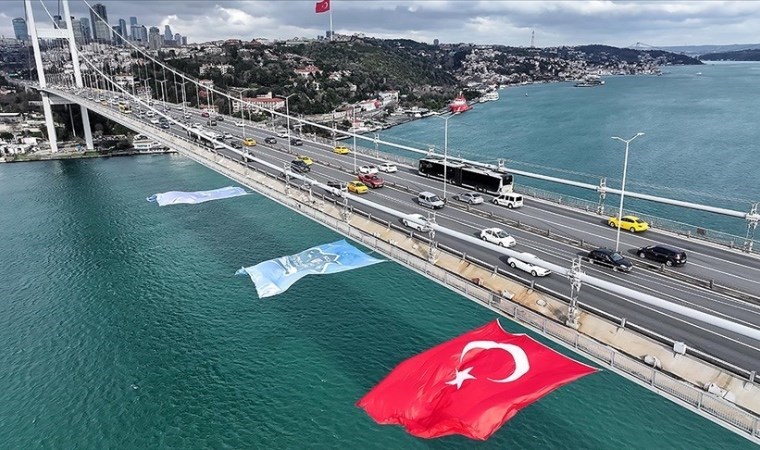 İlk Türk astronot Alper Gezeravcı için 15 Temmuz Şehitler Köprüsü’ne Türk bayrağı asıldı
