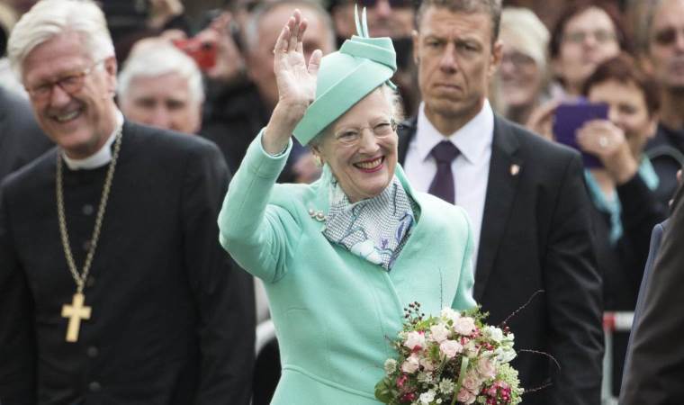 Tahttan çekildiğini duyurmuştu: Unvanını kullanmaya devam edecek