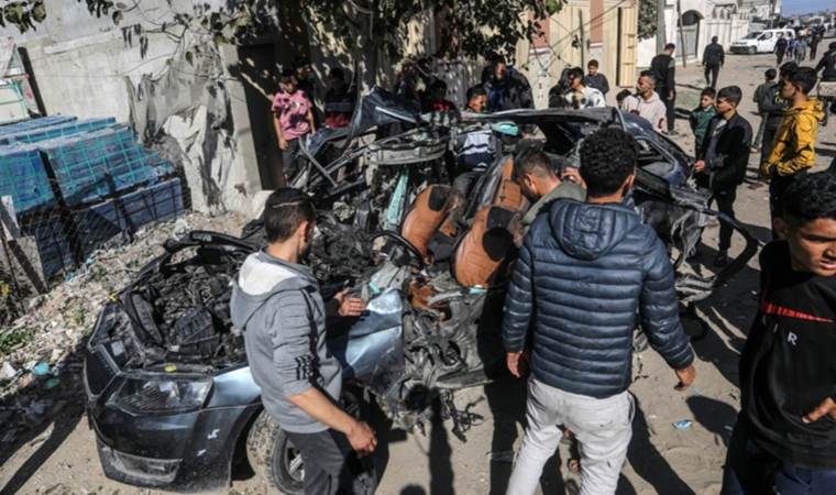 İsrail Gazze’de gazetecileri taşıyan aracı vurdu: 2 ölü