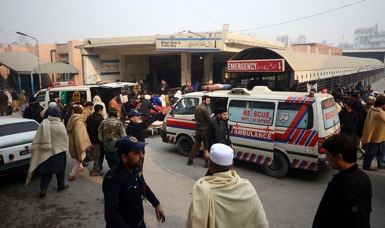 Pakistan’da bombalı saldırı: 5 polis öldü