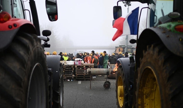 Fransız çiftçiler eylemlerine devam etti: Hükümet binasına gübre döktüler