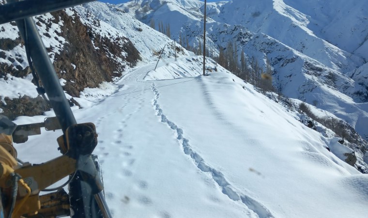 Diyarbakır’da kardan kapanan 5 kırsal mahallenin yolu açıldı