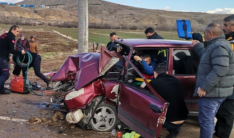 Elektrik direğine çarpan Tofaş hurdaya döndü: 3 yaralı