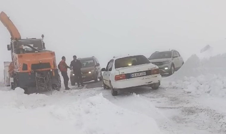 Muş’ta kar ve tipi: Karayolda mahsur kalan 35 kişi 3 saatte kurtarıldı
