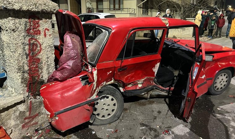 Sivas’ta iki otomobil çarpıştı: 5 yaralı