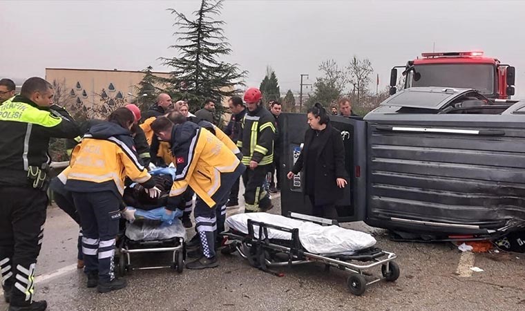 Manisa’da feci kaza… Takla atıp karşı şeride geçen kamyonet iki otomobile çarptı: 5 yaralı