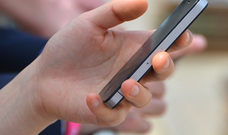 Cep telefonu kullananlara 'yamuk serçe parmak' uyarısı: Cerrahi müdahale gerektirebilir!
