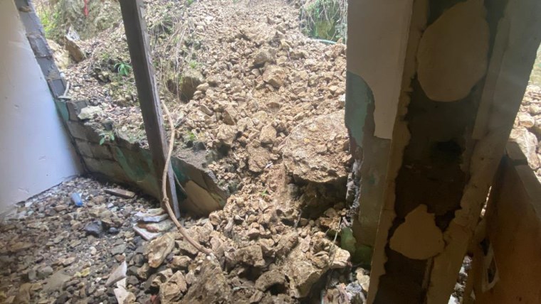 Bir ay içinde ikinci kez toprak kaydı: Evin duvarı yıkıldı