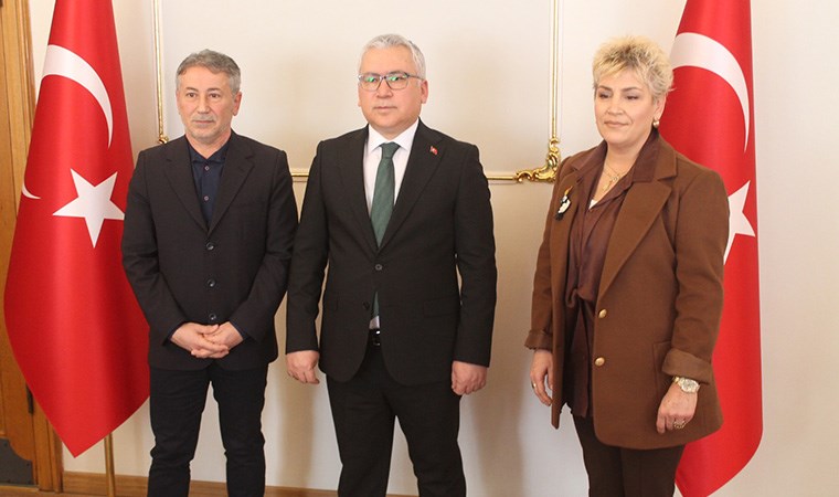 Sivas'ta emekli öğretmen çift, TSKGV ve AFAD'a 1 milyon lira bağışladı