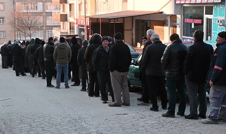 Ramazan gelmeden kuyruğu başladı! Yurttaş, ucuz et için saatlerce bekliyor