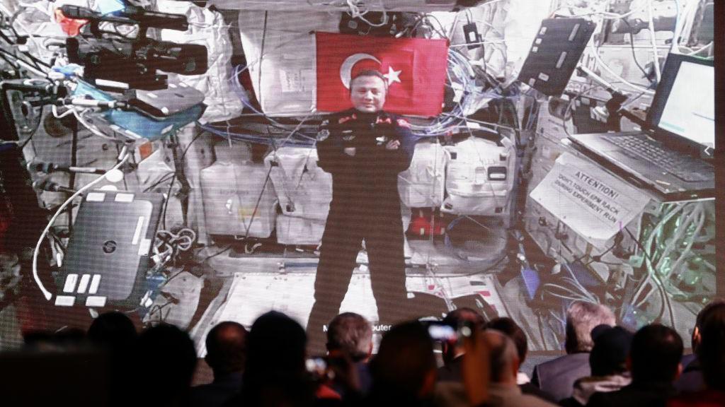 İlk Türk astronot Alper Gezeravcı'nın uzay yolculuğu bugün sona erecek