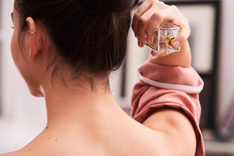 Uzun süre etkili kokunun sırları: Parfümünüzün kalıcılığını 10 kat artıracak yöntemler...