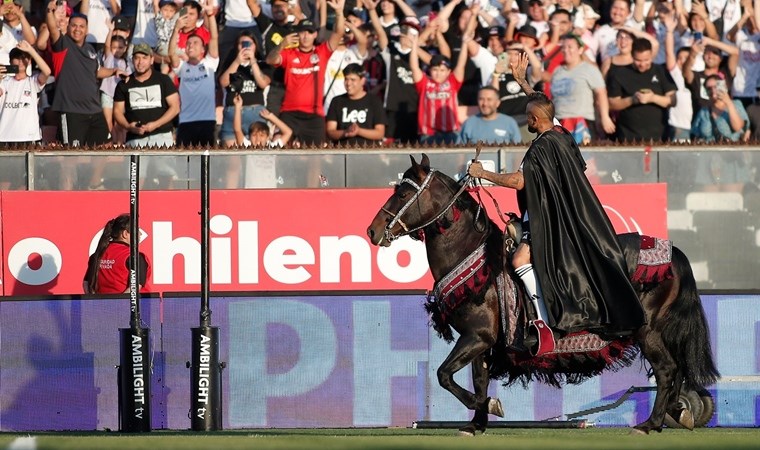 Arturo Vidal'e görülmemiş tören: Ata bindi, kılıç kuşandı!