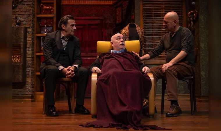 Gülmek garantili oyun: Yıldıray Şahinler’in yönettiği ‘Alevli Günler’ sezon sonuna kadar sahnelenecek