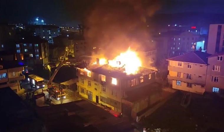 Tuzla’da yangın paniği: 2 katlı binanın çatı katı alev alev yandı!