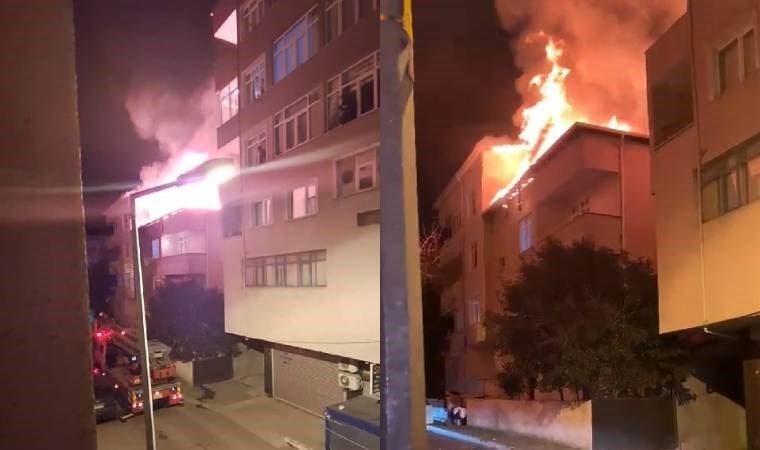 İstanbul’da çatı yangını… Yan binaya da sıçradı!