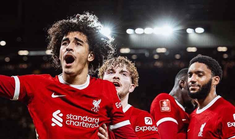 Liverpool evinde 18’lik gençleriyle turladı