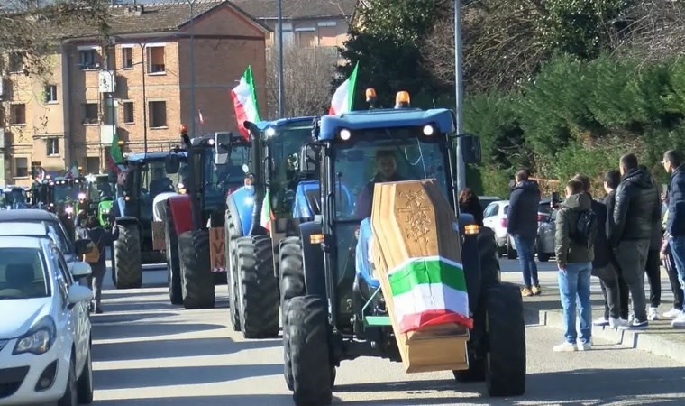 Çiftçiler protestoları genişletiyor: Konvoyu Roma’ya taşıyor