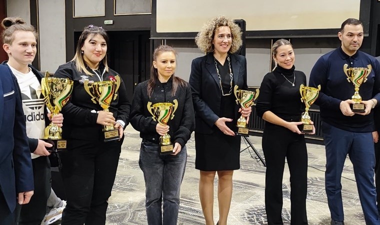 Kadın milli sporcular, Avrupa Halter Şampiyonası’nda ikinci oldu!