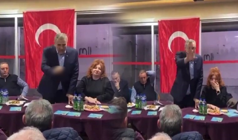 AKP’li belediye başkan adayı vatandaşa el hareketi çekti