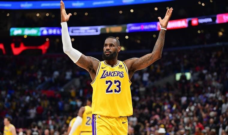 Los Angeles derbisinde kazanan Lakers!