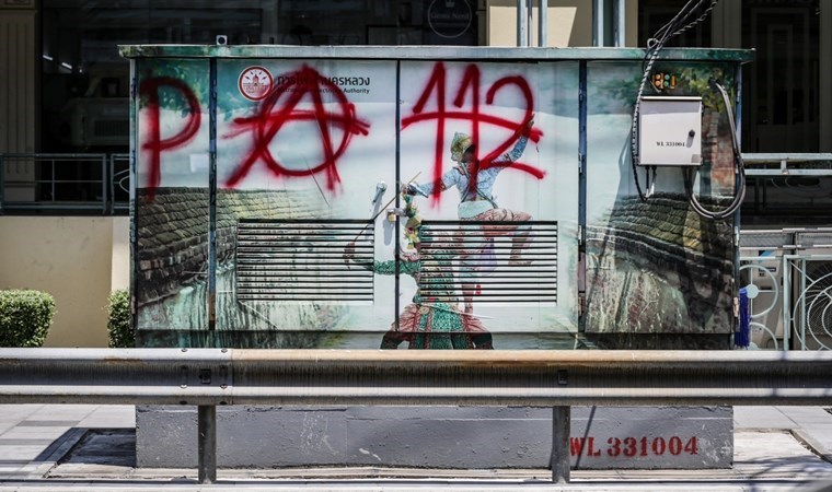 Tayland’da anarşist grafitiyi haber yapan gazetecilere gözaltı