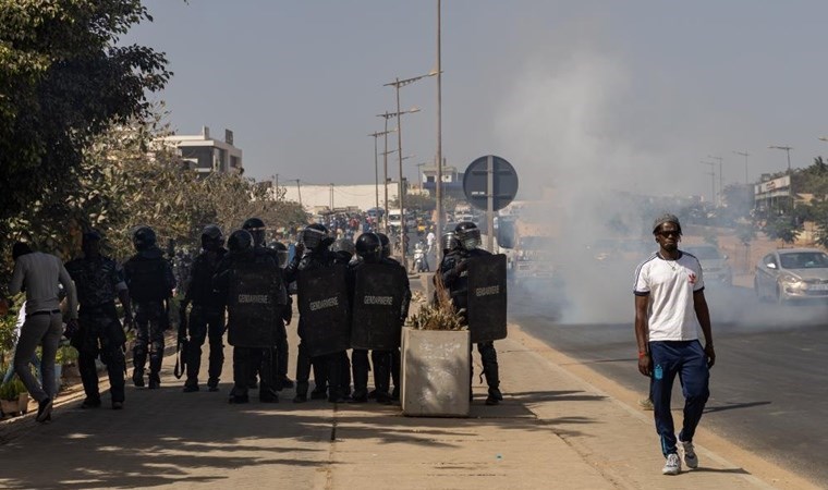 Seçim ertelendi: Sokaklar karıştı