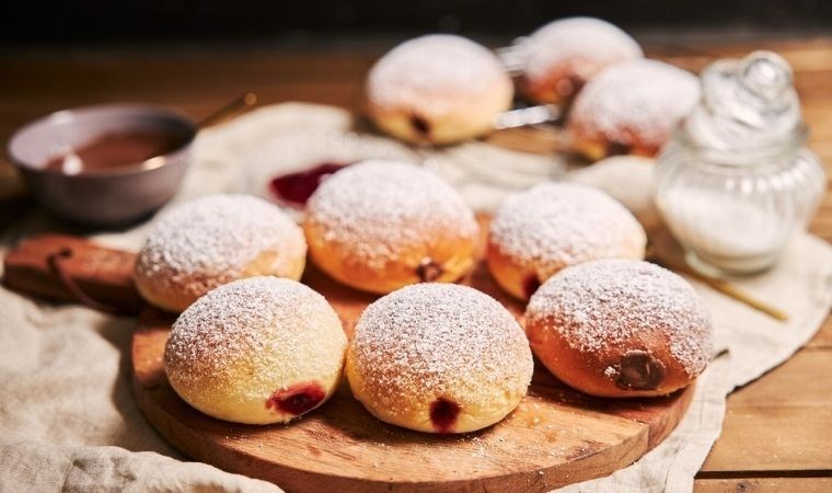 Almanya’nın en iyi sokak lezzeti:  İşte geleneksel Alman çöreği Berliner tarifi…