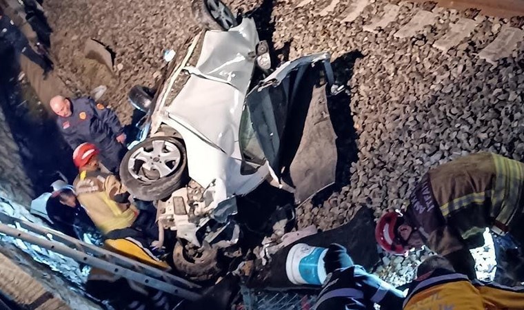 Ankara’da otomobil, köprüden demir yoluna düştü: 1 ölü, 2 ağır yaralı