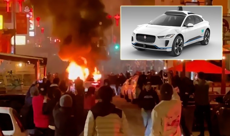 ‘Çin mahallesinde isyan…’ Robotaksiyi alkışlar eşliğinde yaktılar!