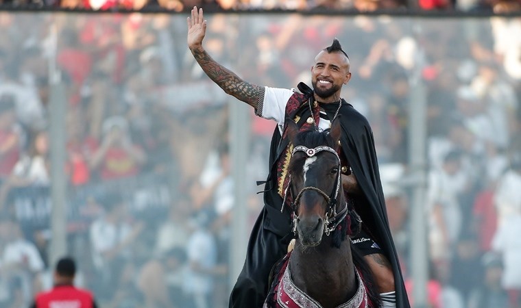 Arturo Vidal’e görülmemiş tören: Ata bindi, kılıç kuşandı!