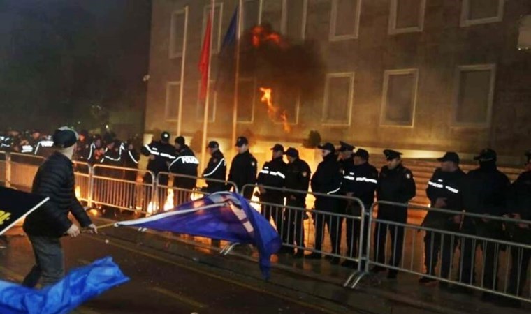 Muhaliflerden hükümet binasına ‘molotoflu’ saldırı