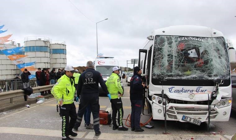 Maça giden taraftarları taşıyan midibüs TIR’a çarptı: Çok sayıda yaralı var!
