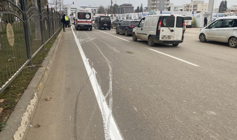 Yeni çekilen yol çizgisinin üzerinden geçti, kontrolünü kaybedip kaza yaptı